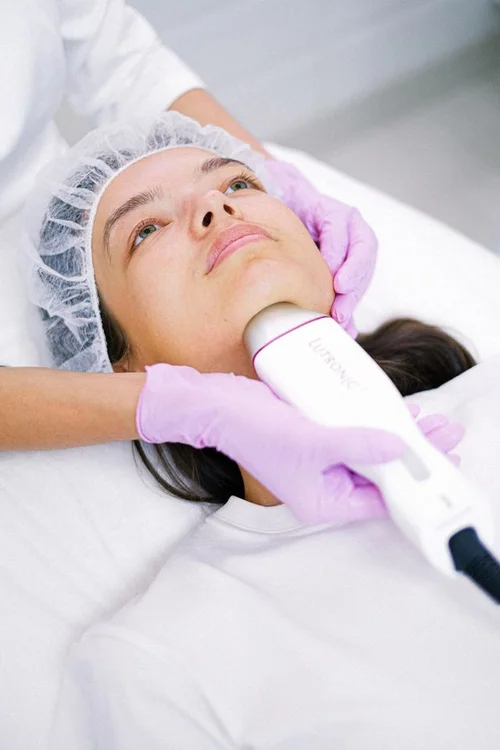Double chin and jawline contouring treatment